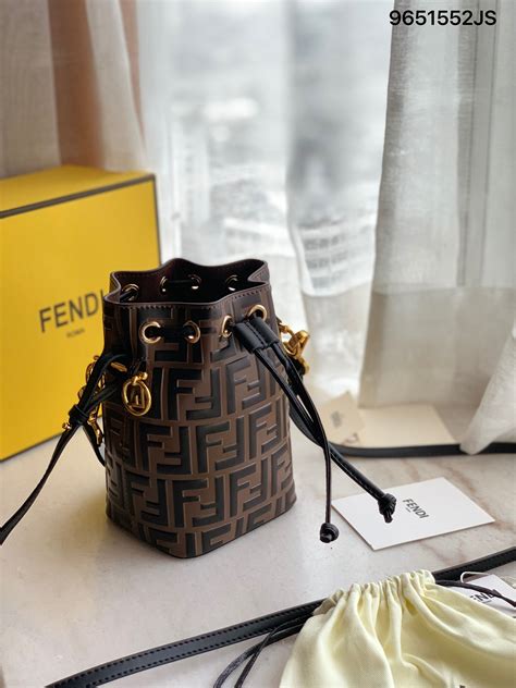 outfit fendi bucket bag